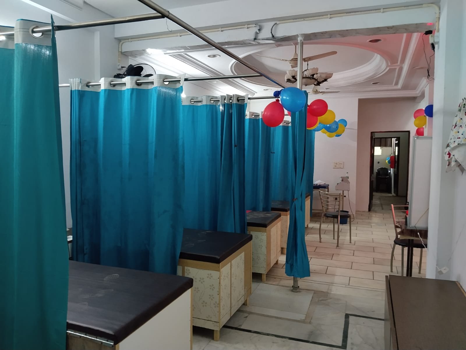 Curtained treatment cubicles with therapy beds